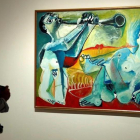 Un visitante contempla La serenata (Picasso, 1965), dentro de la exposición Picasso/Lautrec, que permacerá abierta hasta enero en el Thyssen-Bornemisza de Madrid.