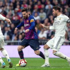 Los jugadores del Real Madrid, Toni Kroos (i) y Sergio Ramos (d), intentan detener al delantero argentino del FC Barcelona, Lionel Messi (c). RODRIGO JIMÉNEZ