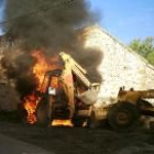 Una imagen del incendio que calcinó la máquina que acondicionaba la carretera