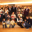 Foto de familia de la entrega de los cheques a los vecinos de Valencia de Don Juan.