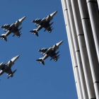 Cazas de las Fuerzas Aéreas sobrevuelan Madrid. CHEMA MOYA