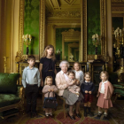 La reina Isabel, con sus nietos y biznietos. El príncipe Jorge está a su izquierda y la princesa Carlota, sobre su falda.
