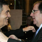 El presidente de la Junta, Juan Vicente Herrera Herrera saluda al presidente de la Fele, Javier Cepedano.