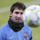 Messi mira un balón durante el entrenamiento en Leverkusen.