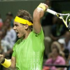 Rafael Nadal devuelve una bola durante el partido contra Roger Federer en el Masters 1000 de Miami