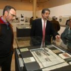 El académico José Antonio Pascual, en el centro, recorrió atento la exposición en honor a García Yeb