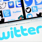Logotipos de Twitter en varias pantallas.