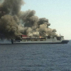 Un viajero evacuado fotografía el incendio del ferry de la compañía Acciona Trasmediterránea.