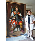 La restauradora Elisa Lobato junto al retrato de Sancho I. DL