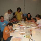 Un momento ayer del curso de dibujo y pintura en la localidad roblana