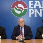 El presidente del PNV, Xavier Arzalluz, -en el centro-, junto a otros dos miembros de su partido