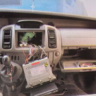 La droga aprehendida por la Guardia Civil se encontraba oculta en el salpicadero de la furgoneta.