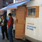 El alcalde de Bembibre, junto a los responsables del proyecto y la unidad móvil, ayer.