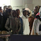 Supervivientes del naufragio, a su llegada al puerto de Catania a bordo del guardacostas 'Bruno Gregoretti', este martes por la madrugada.