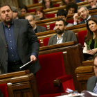 Los líderes de ERC, Oriol Junqueras, y CiU, Artur Mas, en el parlamento de Cataluña.