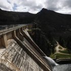 Decenas de fincas inundadas ayer por el río Cea a su paso por Valderas. MEDINA