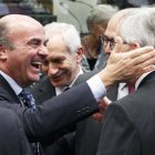 El ministro de Economía, Luis de Guindos, junto al presidente del Eurogrupo, Jean-Claude Juncker