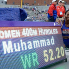 La atleta norteamericana posa con el récord mundial conseguido en Iowa.