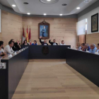 Los miembros del PP alzando la mano en solitario para la aprobación de las retribuciones. A. R.