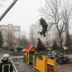 Rescate del helicóptero accidentado que se ha estrellado en la ciudad ucraniana de Brovary. SERGEY DOLZHENKO