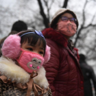 Una madre y su hija, por las contaminadas calles de Shijiazhuang, al norte de China, este miércoles, 21 de diciembre.
