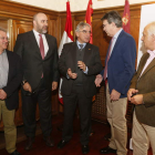 Juan Martínez Majo, recibió ayer en León a los responsables de la Cámara astorgana. RAMIRO