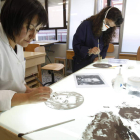 Varias personas se ocupan de un trabajo de vidriera artística en una de las aulas de la Escuela de Arte.