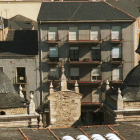 Las torres de Casa Consistorial de Ponferrada, de espaldas a la plaza del Ayuntamiento