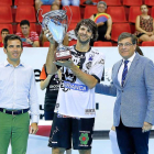Gonzalo Carou levanta el trofeo que acredita al Abanca Ademar como campeón de Copa. JUAN MIGUEL LOSTAU