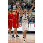El alemán Pascal Roller celebra el triunfo observado por Navarro