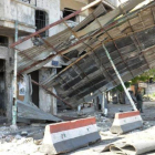 Soldados del Ejército sirio inspeccionan el daño causado por un coche bomba en la ciudad de Homs, en el centro de Siria, el lunes por la mañana.