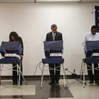 Obama, con su voto en una máquina electrónica.