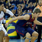 El ala pivot estadounidense del Barcelona Justin Doellman (d), intenta superar al pivot mexicano del Real Madrid, Gustavo Ayón (i) durante el tercer partido de la final de la Liga ACB de baloncesto que se disputó en el Palau Blaugrana de Barcelona