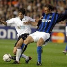 Javier Zanetti y Pablo Aimar pugnan por un balón en un lance del partido disputado ayer en Mestalla