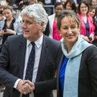 La nueva ministra francesa de Ecología, Ségolène Royal (dcha), saluda a su predecesor.