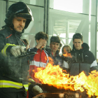 Los alumnos comprobaron cómo apagar una sartén en llamas, ahogándolas con la tapa. J. NOTARIO