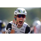 Cavendish muestra sus cuatro dedos por sus cuatro victorias. VALAT
