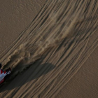 El coche de Ronan Chabot seguido por el buggie de Robby Gordon, en la segunda etapa del Dakar del 2019.