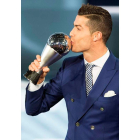 Cristiano Ronaldo besa el trofeo que le acredita como The Best, el mejor jugador de 2016. LEANZA