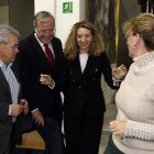 La consejera Alicia García junto al alcalde, Antonio Silván, ayer en León. MARCIANO PÉREZ