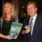 Pilar del Olmo entrega al presidente de las Cortes, Fernández Santiago, los presupuestos.