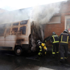 Los bomberos apagaron las llamas de la furgoneta, que afectaron al colegio
