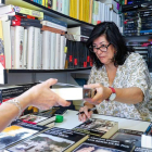 La escritora Almudena Grandes firma ejemplares en la Feria del Libro en Madrid.