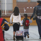 Los pequeños siguen uno de los relatos en la biblioteca.