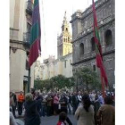 El desfile de pendones emboca ya la plaza de la catedral hispalense con la Giralda como testigo
