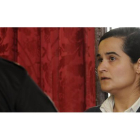 Triana mira al policía antes de ser esposada para abandonar la Audiencia Provincial camino de la cárcel tras la lectura del veredicto
