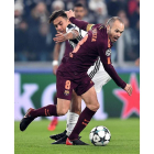 El jugador del Barça, Andrés Iniesta, disputa el balón a Dybala, jugador de la Juventus. DI MARCO