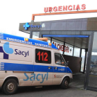 Una ambulancia entra en la unidad de Urgencias, en una imagen de archivo.