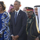 Michelle y Barack Obama, junto al flamante rey saudí, a su llegada a Riad, este martes.