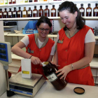 Dos trabajadoras de una empresa mientras realizan su trabajo, en una imagen de archivo.